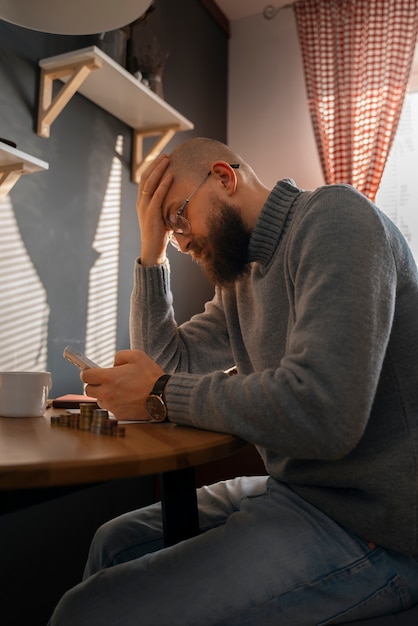 Gratis foto man op zoek naar rekening tijdens energiecrisis