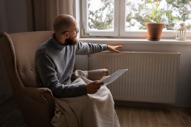 Gratis foto man op zoek naar rekening tijdens energiecrisis