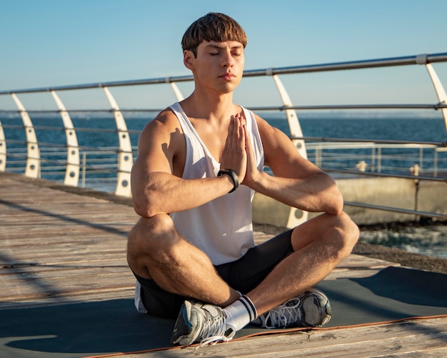 Gratis foto man overweegt op het strand