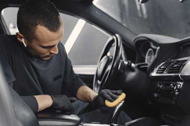 Man Pools salon van auto in een garage