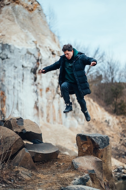 Man poseert en springt in de steengroeve