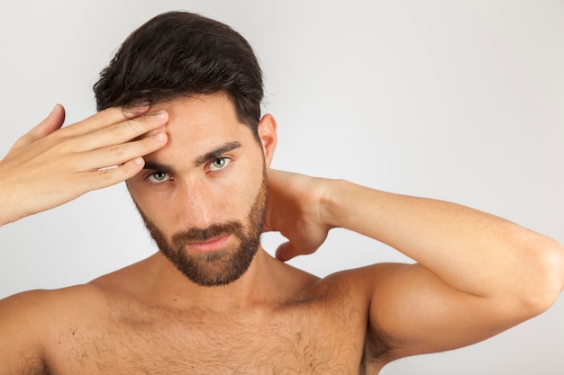 Man poseren in de badkamer