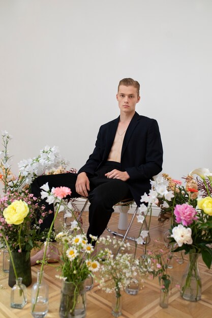 Man poseren met bloemen full shot