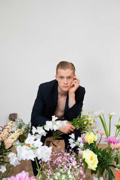 Man poseren met bloemen vooraanzicht