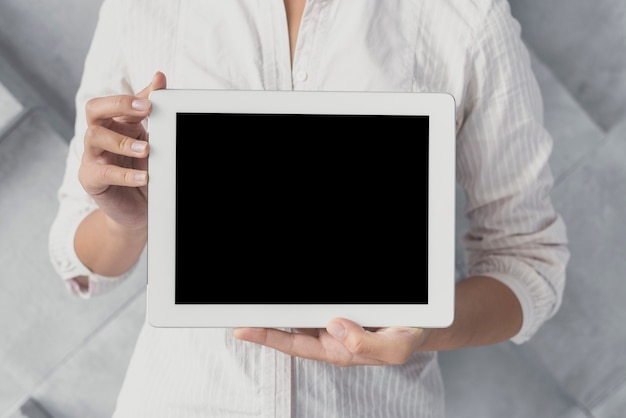 Man presenteert tablet mock-up