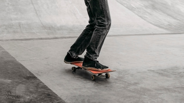 Man rijden skateboard in het stadspark