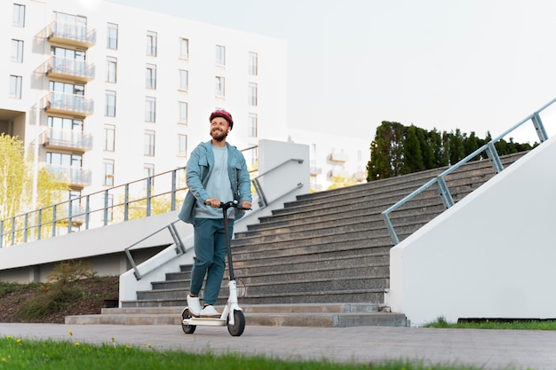 Man rijdt op een milieuvriendelijke scooter in de stad