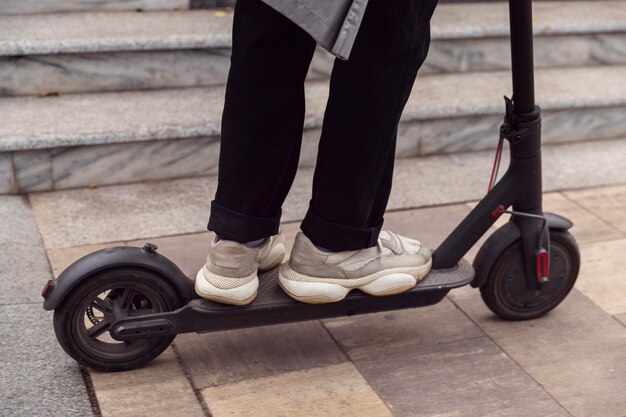 Man rijdt zijn elektrische scooter buitenshuis