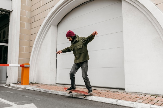 Man rijdt zijn skateboard buiten in de stad