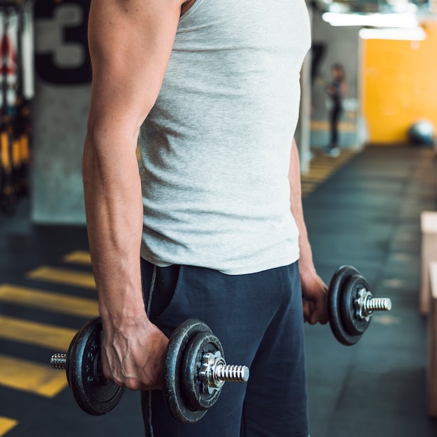 Man&#39;s hand trainen met halters