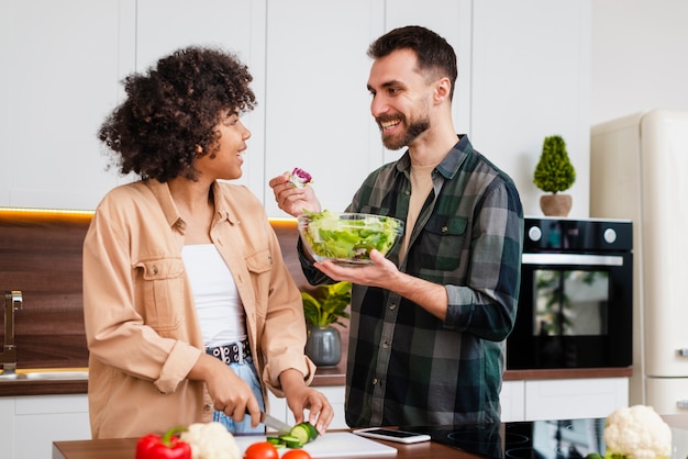 Man salade aanbieden aan haar vriendin