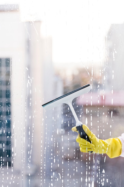 Man schoonmaak venster