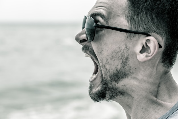 Man schreeuwen op het strand