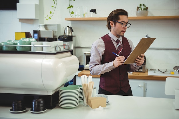 Man schrijven met pen op klembord