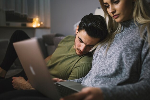 Man slaapt tijdens het kijken naar film met vriendin