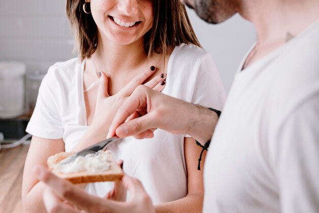 Gratis foto man smeren boter op toast voor de vrouw