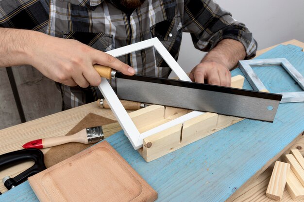 Man snijden het hout timmerwerk workshop concept