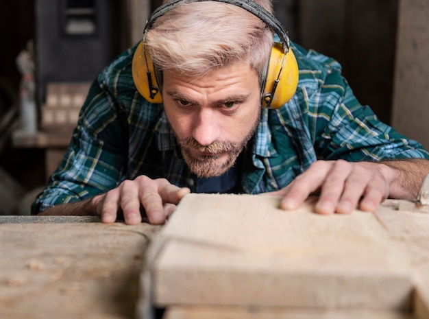 Man snijden houten planken