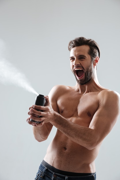 Man spatten deodorant en schreeuwen