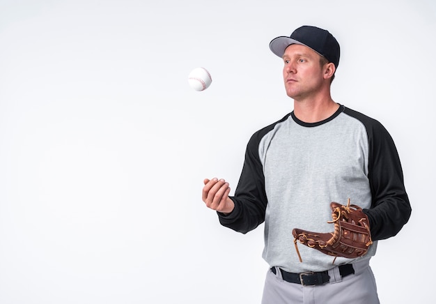 Man spelen met honkbal en handschoen houden