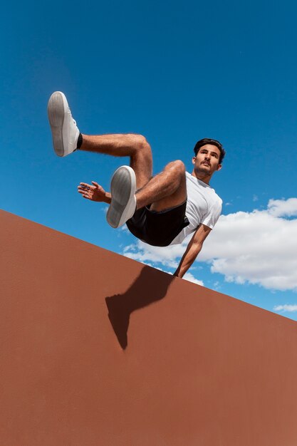 Man springt terwijl hij parkour doet