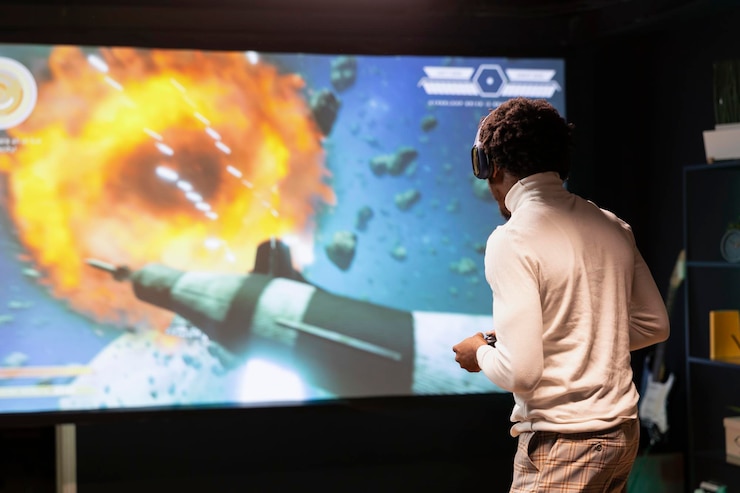 Gratis Foto man staat voor een ultrawide scherm en speelt een videospel met behulp van een controller