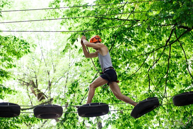 Man stappen op de houten planken die in de lucht hangen