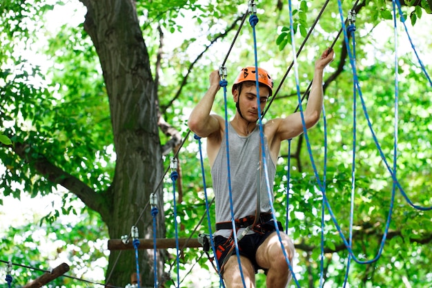 Man stappen op het touw hangend in de lucht