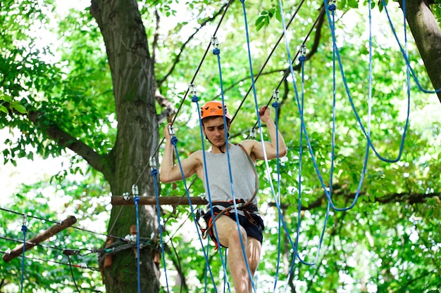 Man stappen op het touw hangend in de lucht