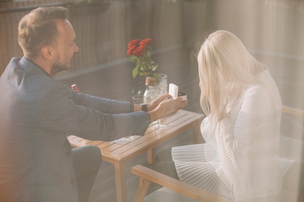 Man stelt voor te vriendin aanbieden verlovingsring in restaurant