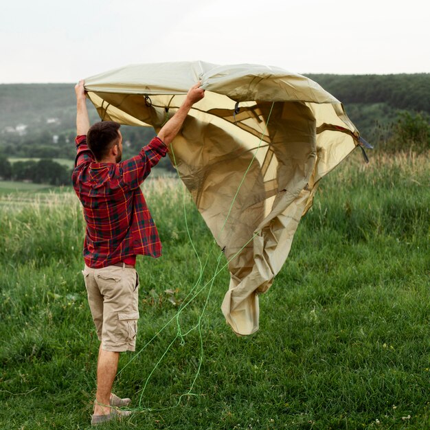 Man tent voorbereiden om te kamperen