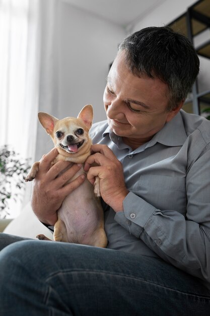 Man tijd doorbrengen met hond thuis