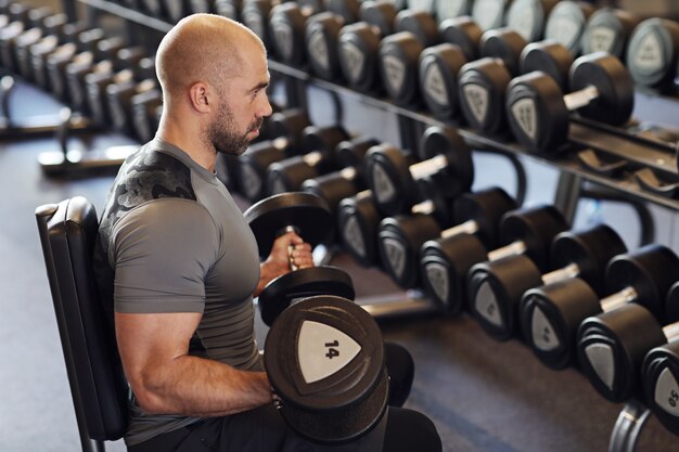 man trainen in de sportschool