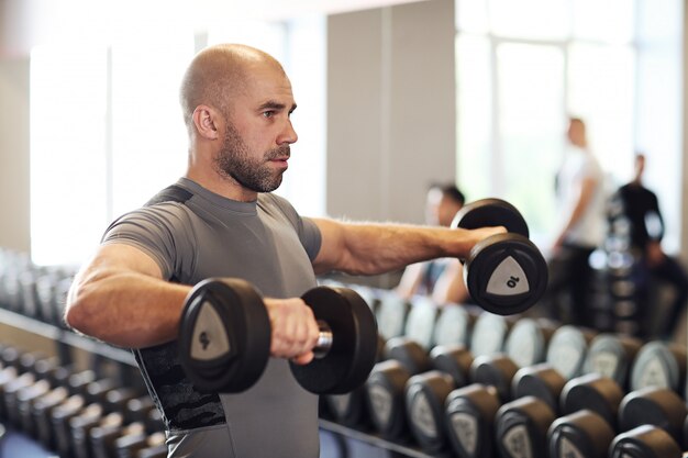 man trainen in de sportschool