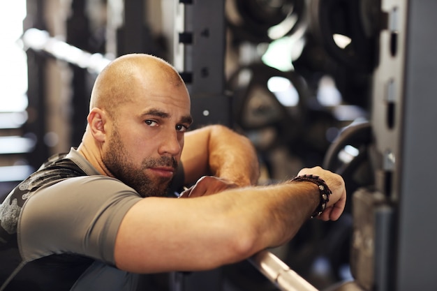 Man trainen in de sportschool