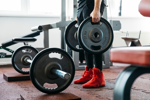 Gratis foto man trainen in de sportschool