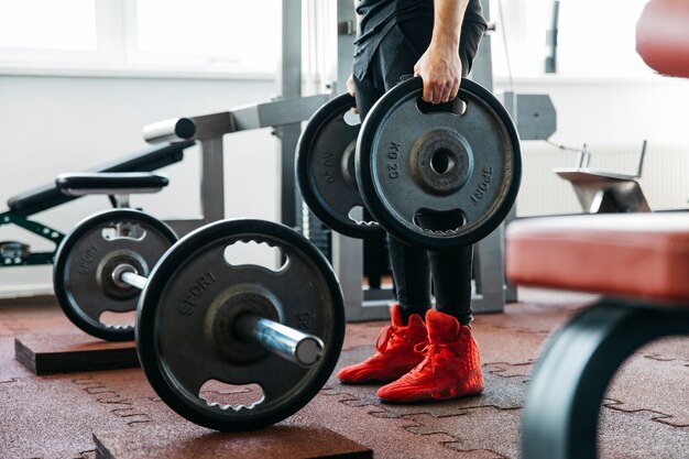 Man trainen in de sportschool