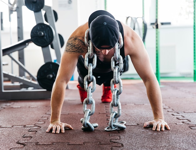 Gratis foto man trainen in de sportschool