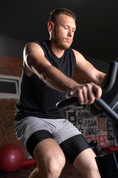 Man trainen op sportschool zijaanzicht