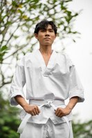 Man training in taekwondo buiten in de natuur