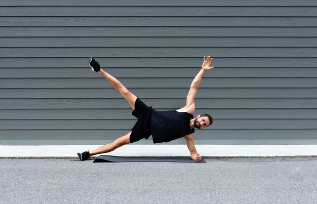 Man training op yogamat volledig schot