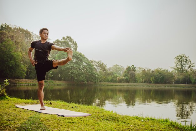Man tretching met yoga in de natuur