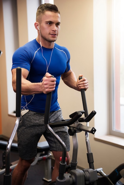 Man uitoefenen op elliptische trainer