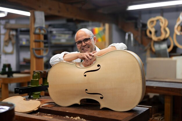 Man van middelbare leeftijd in zijn instrumentatelier