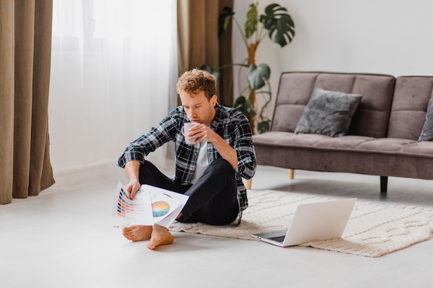 Man van plan om het huis opnieuw in te richten