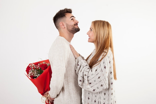 Gratis foto man verbergt boeket van vrouw