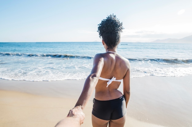 Gratis foto man volgende vrouw op het strand