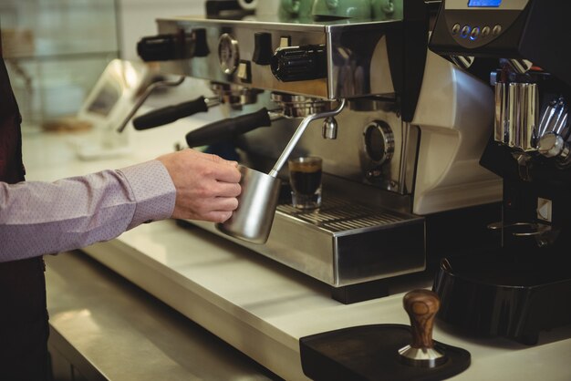 Man voorbereiding van koffie in de coffeeshop