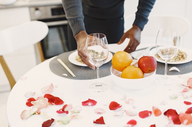 Man vriendin op Valentijnsdag te wachten