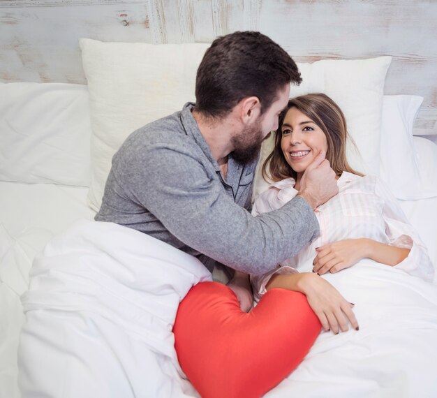 Man wat betreft gezicht van de vrouw in bed